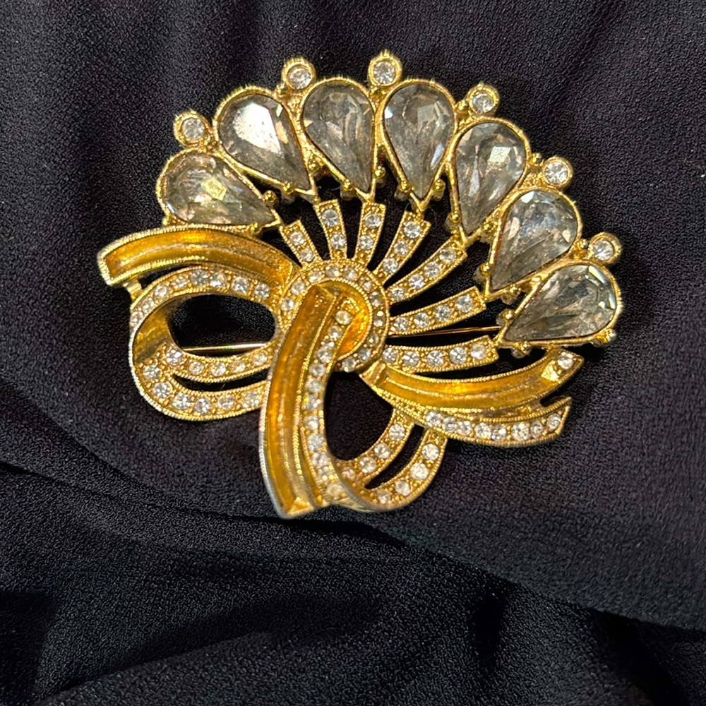 Vintage gold tone metal brooch with pear shaped clear stones and round smaller
